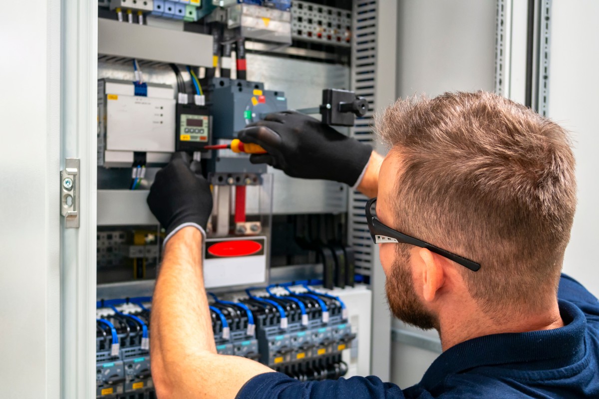 Electrician Jobs That Pay $30 an Hour Without a Degree