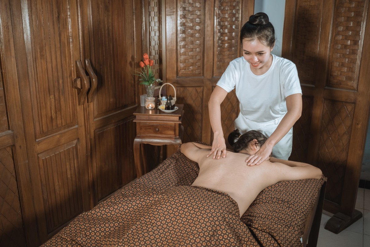 Massage Therapist Jobs That Pay $30 an Hour Without a Degree