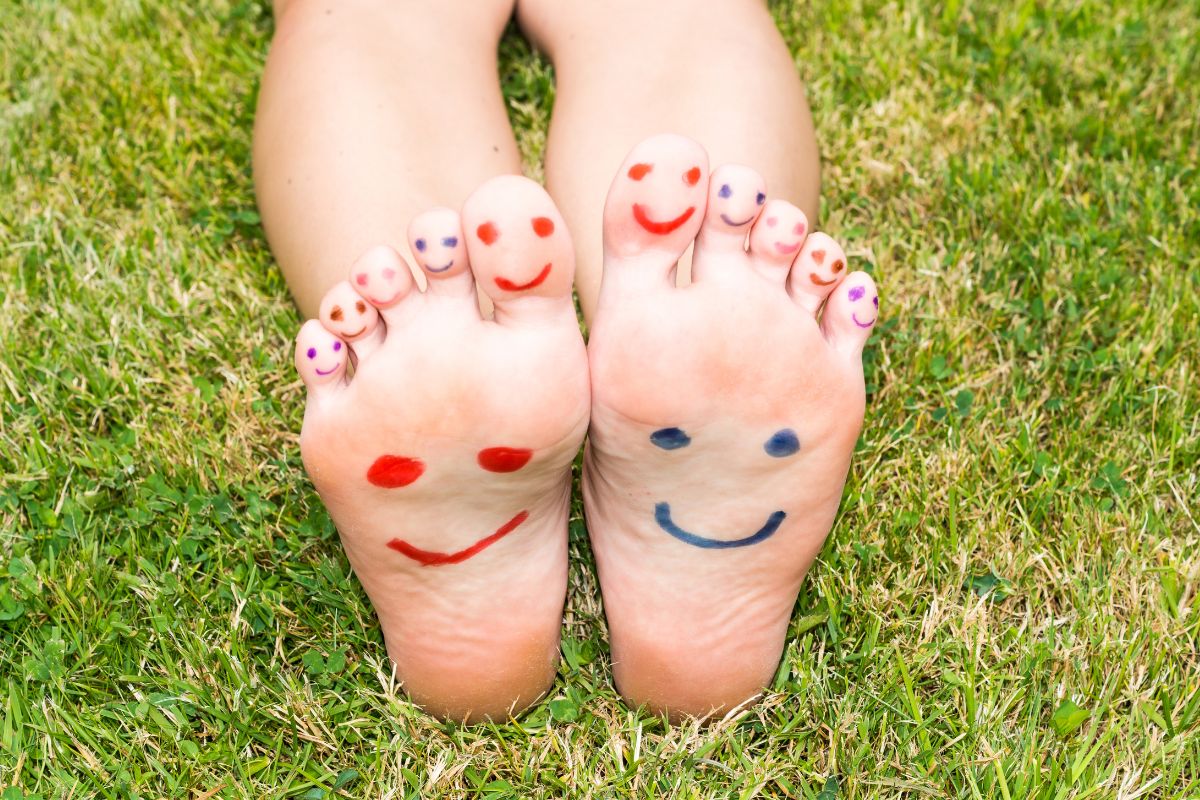 Pros and Cons of Selling Feet Pics Online to Consider