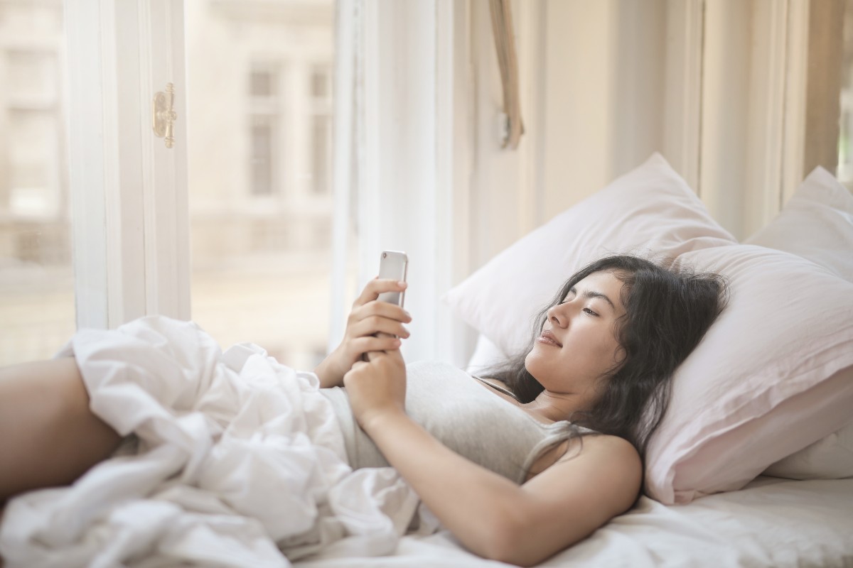 80% of people with smartphones check their phones within 15 minutes after awakening.