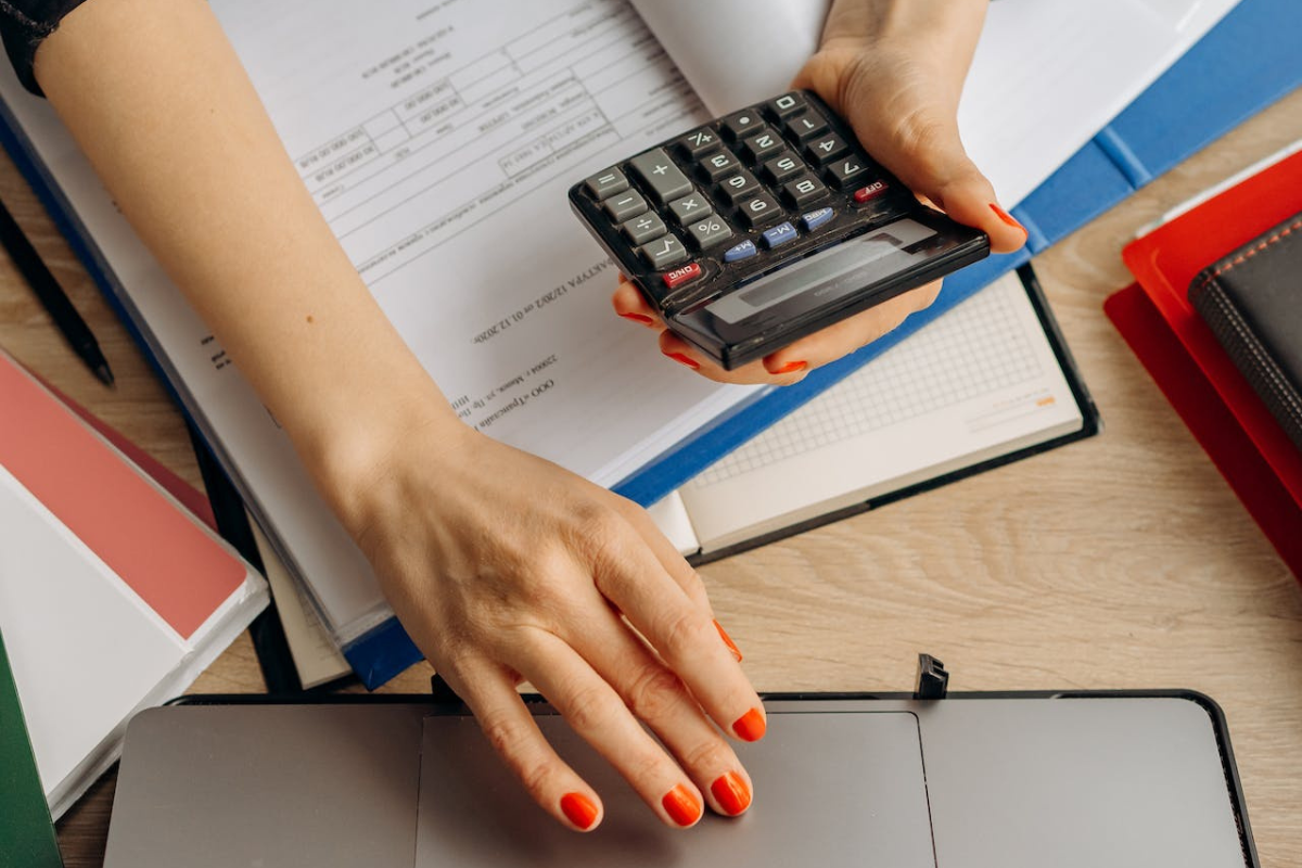 woman calculate bills 2